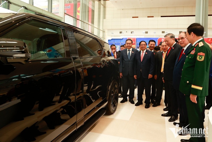 Tổng Bí thư tham quan robot, tên lửa tại Đại hội Đảng bộ Chính phủ - 6