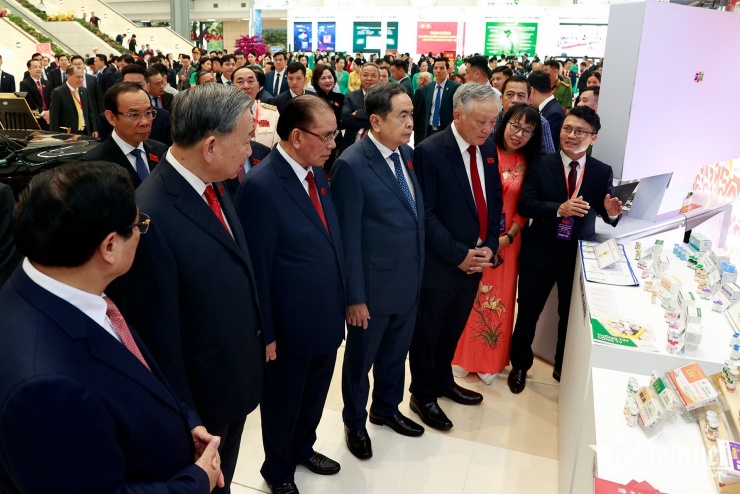 Tổng Bí thư tham quan robot, tên lửa tại Đại hội Đảng bộ Chính phủ - 4