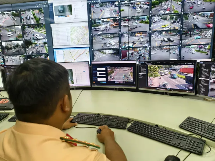 Từ dữ liệu ghi nhận của camera, cán bộ kỹ thuật sẽ rà soát một lần nữa và gửi lên hệ thống tra cứu phạt nguội trong vòng từ 8-10 ngày. Ảnh: THY NHUNG