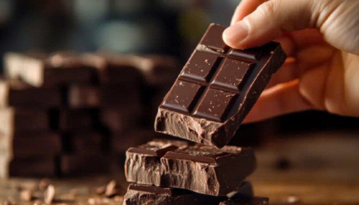 Marian Rivera “nghiện” chocolate đen vì món ăn này chứa nhiều chất chống oxy hóa, giúp bảo vệ da khỏi tia UV và làm chậm quá trình lão hóa. Ăn mỗi ngày giúp cô duy trì làn da hồng hào, căng mướt, giảm stress và giữ thân hình cân đối dù đã ngoài 40. (Ảnh minh hoạ)