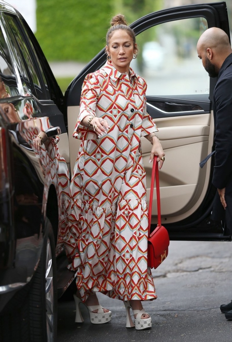 Theo Instyle, Jennifer Lopez giữ phong độ thời trang ổn định nhiều năm qua. Cô mặc đa dạng, nhiều lần ghi điểm với phong cách sang trọng, phóng khoáng, đôi khi nổi loạn, phá cách. Ảnh: Mega
