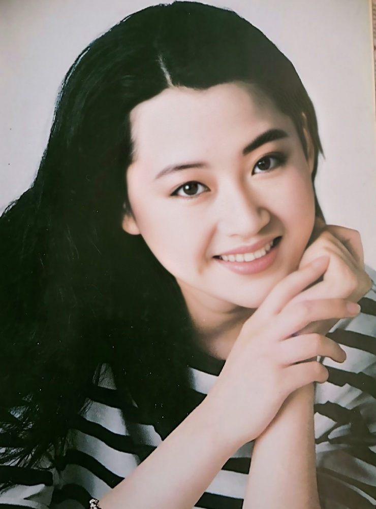 Thập niên 1990, cô gây tiếng vang với Hoàng thành căn nhi, Đông biên nhật xuất tây biên vũ, Tần tụng, Ripples Across Stagnant Water.