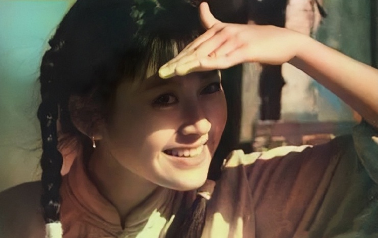 Năm 21 tuổi, cô nổi tiếng với vai chính trong Vừa đi vừa hát của đạo diễn Trần Khải Ca, từ đó lọt mắt xanh của nhiều nhà làm phim khác, trở thành minh tinh nổi bật Trung Quốc.