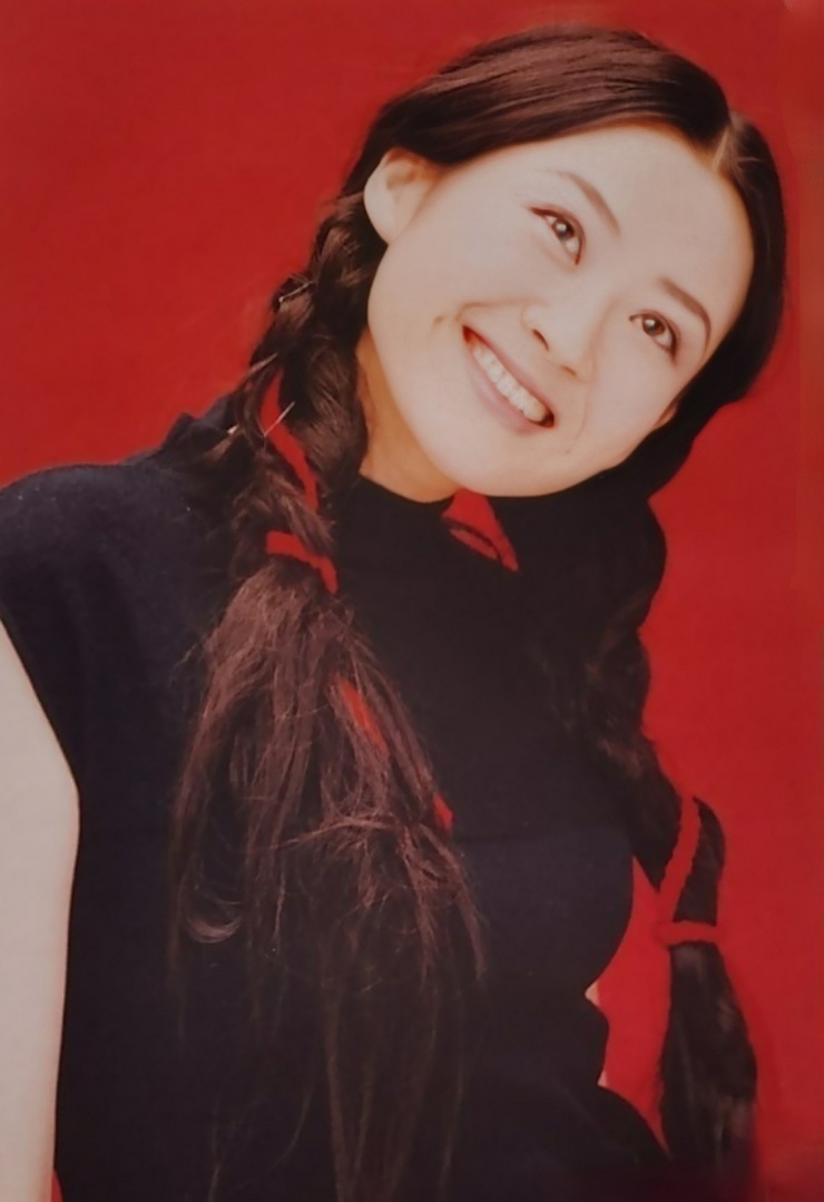 Hứa Tình sinh năm 1969, tốt nghiệp khoa Biểu diễn ở Học viện điện ảnh Bắc Kinh.