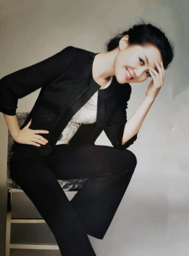 Tạp chí Elle nhận xét minh tinh trẻ lâu, giữ được nét hồn nhiên.