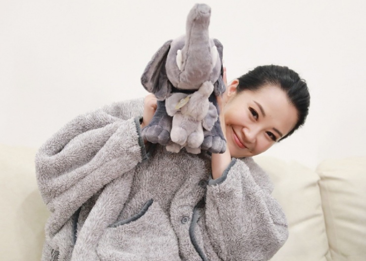 Diễn viên cảm thấy sang 40 tuổi, cô sống như gái 20 - bắt đầu tự trải nghiệm ngoài xã hội. Còn đến nay, tâm hồn, cách sống của cô gần với cô gái 25 tuổi. "Khi mặt trời ló rạng, tôi sẽ ra khỏi lâu đài, tiếp tục ấm áp, tiếp tục tươi sáng", Hứa Tình viết, người đẹp năm nay 56 tuổi.