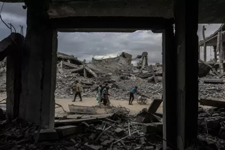 Người dân Gaza trở lại khu nhà bị tàn phá ở TP Khan Younis (Dải Gaza) hôm 12-10. Ảnh: Abed Rahim Khatib/Anadolu