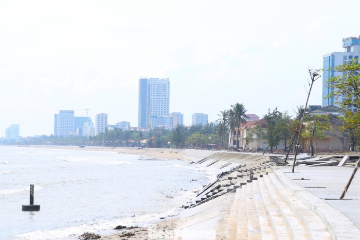 Kè biển trăm tỷ ở Nghệ An bị ‘xé nát’ sau mưa bão - 1