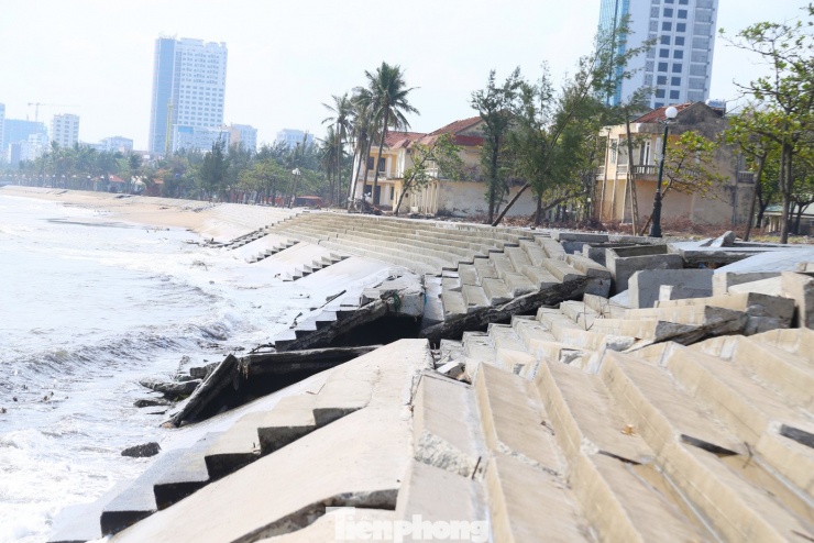 Kè biển trăm tỷ ở Nghệ An bị ‘xé nát’ sau mưa bão - 8