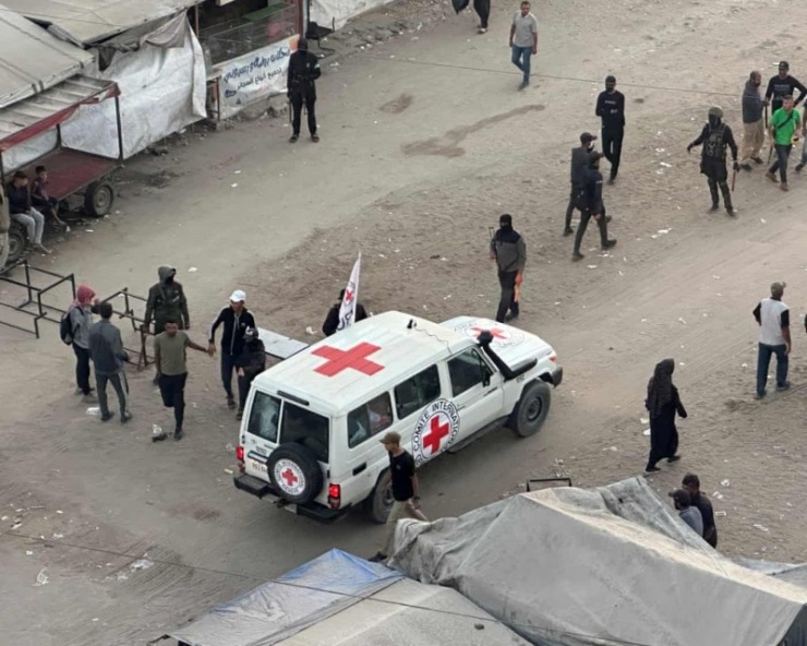 Phương tiện của Hội Chữ Thập đỏ xuất hiện gần nơi diễn ra hoạt động trao đổi. Ảnh: GettyImages