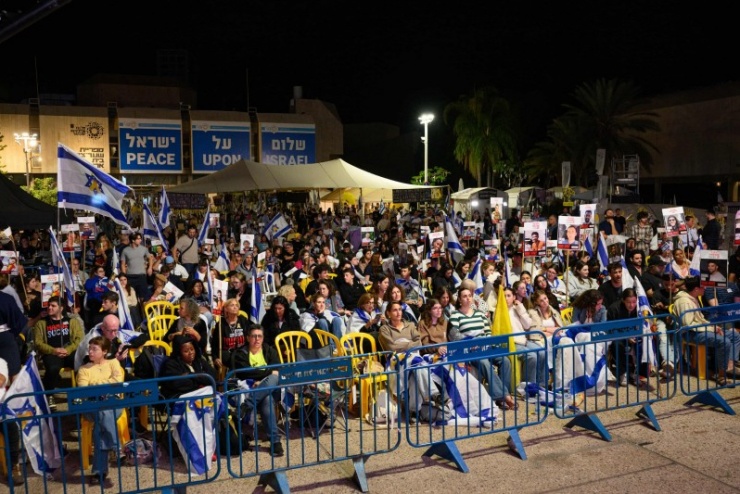 Hàng ngàn người Israel tập trung chờ đợi thông tin về các con tin. Ảnh: Times of Israel