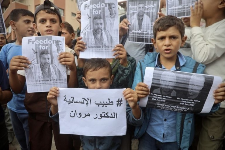 Người Palestine kêu gọi Israel trao trả các bác sĩ bị Israel bắt giữ. Ảnh: AlJazeera