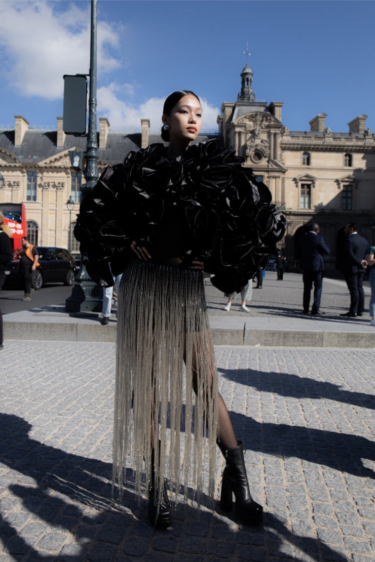 Mai Hoa trong chuyến công tác đến Paris cùng top 3 chương trình. Cô thể hiện khả năng tiếng Anh tốt khi casting tại các công ty quản lý người mẫu quốc tế.