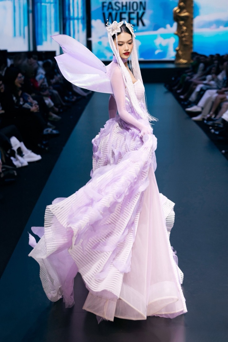 Mới gia nhập làng mốt khoảng hai năm nay, quán quân 20 tuổi nhanh chóng thành gương mặt quen thuộc trên các sàn diễn.