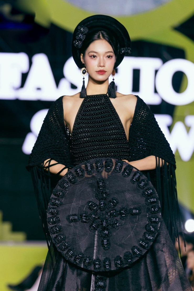 Cô cho thấy khả năng biến hóa như 'tắc kè hoa', có thể chinh phục nhiều phong cách.