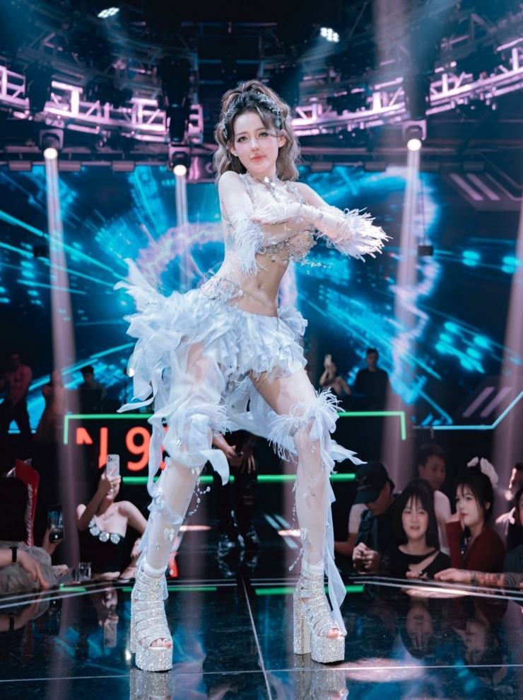 Ngân 98 tên thật là Võ Thị Ngọc Ngân, hành nghề DJ. Theo nguồn tin của phóng viên, cô khá đắt show bởi phong cách hở hang táo bạo. Thời mới vào nghề, cô được nhạc sĩ Lương Bằng Quang hỗ trợ nhiều trong việc giới thiệu, kết nối với các ông bầu, tụ điểm, từ đó dần xây dựng thương hiệu cá nhân.