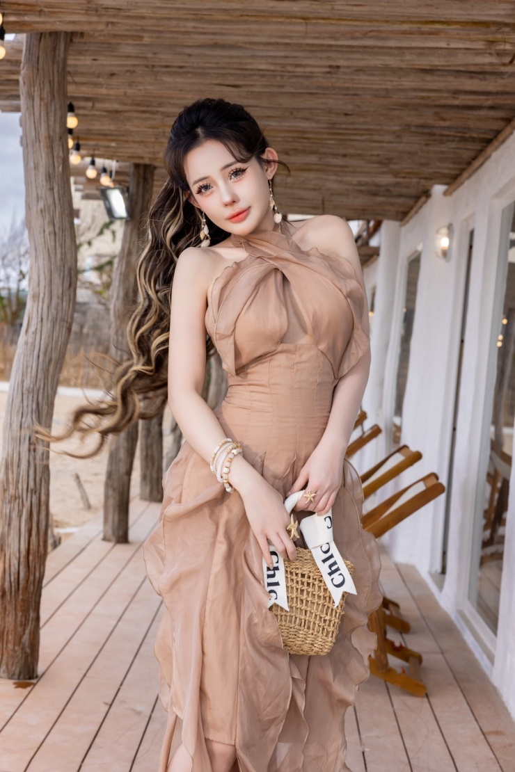 Xuất phát điểm của nữ DJ là một hot girl mạng chuyên đăng nội dung, livestream phản cảm. Khoảng năm 2019, loạt ảnh khỏa thân, video khiêu dâm của hot girl này lan truyền trên Internet, gây tranh cãi dữ dội. Ngân 98 giải thích rằng bị kẻ gian trộm điện thoại, đòi 300 triệu đồng tiền chuộc nhưng cô từ chối trả.