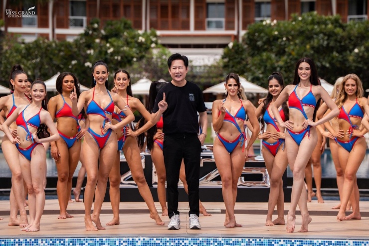 Ông Nawat và thí sinh Hoa hậu Hòa bình 2025.