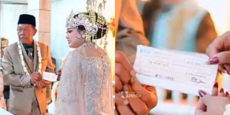 Chú rể trao tấm séc có giá trị lớn cho cô dâu. Ảnh: Kompas