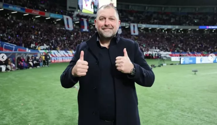 Ông thầy người Úc giữ vững sự lạc quan trước cuộc đón tiếp tuyển Lào. Ảnh: CCT.