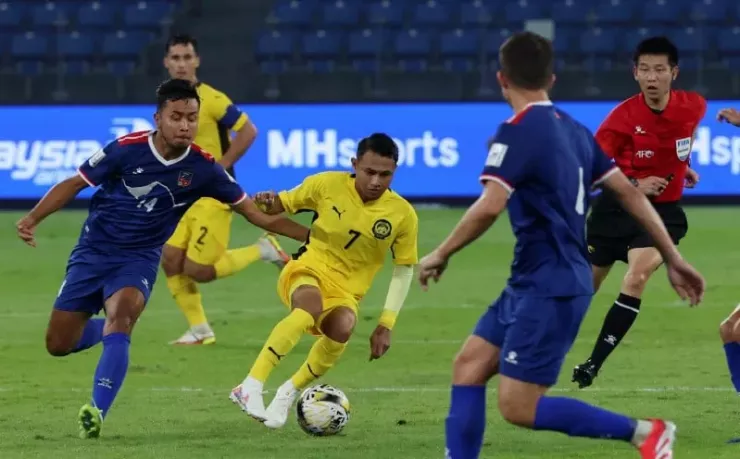 Trận lượt đi trên sân khách, đội tuyển Malaysia đã thắng chủ nhà Lào 3-0 mà không có 7 cầu thủ nhập tịch bị nghi làm giả giấy tờ. Ảnh: CCT.