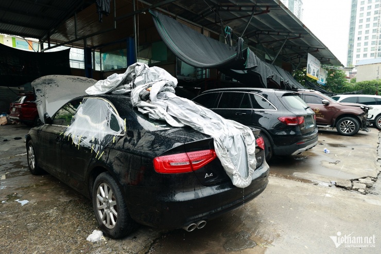 Gara chật cứng ô tô ngập nước chờ sửa, chủ xe sang Đức phải chi hàng trăm triệu - 1