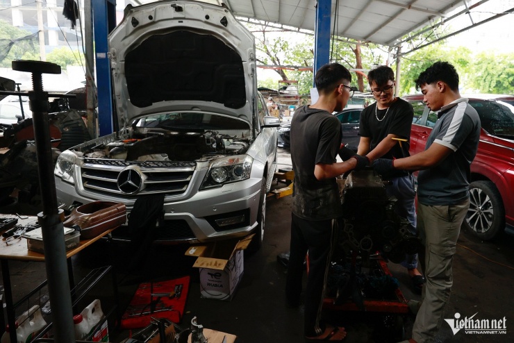 Gara chật cứng ô tô ngập nước chờ sửa, chủ xe sang Đức phải chi hàng trăm triệu - 2