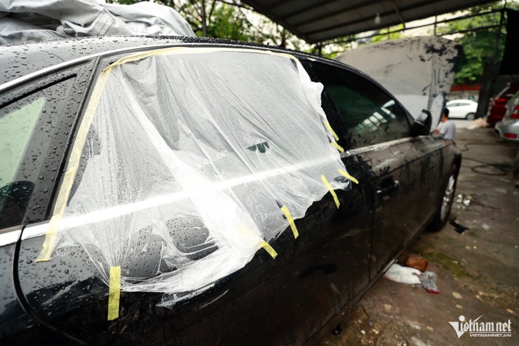 Gara chật cứng ô tô ngập nước chờ sửa, chủ xe sang Đức phải chi hàng trăm triệu - 4