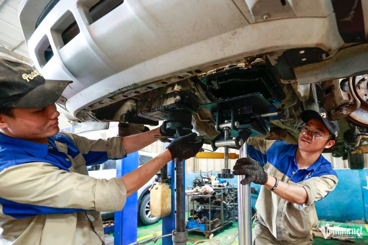 Gara chật cứng ô tô ngập nước chờ sửa, chủ xe sang Đức phải chi hàng trăm triệu - 11