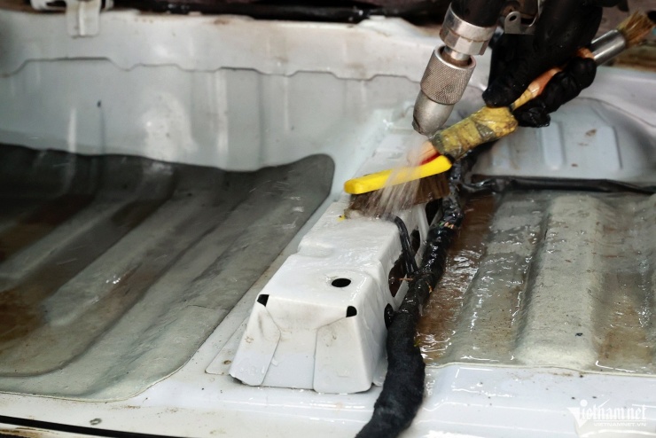 Gara chật cứng ô tô ngập nước chờ sửa, chủ xe sang Đức phải chi hàng trăm triệu - 15