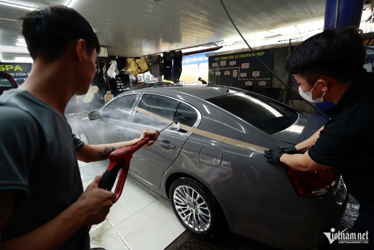 Gara chật cứng ô tô ngập nước chờ sửa, chủ xe sang Đức phải chi hàng trăm triệu - 18