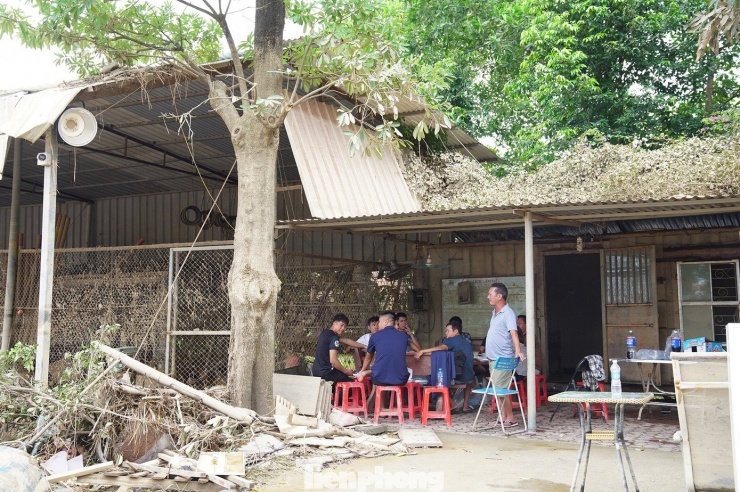 Sáng 13/10, nước lũ trên sông Cầu đã rút, nhiều người dân ở thôn An Lạc, xã Trung Giã (Hà Nội) trở về nhà để tranh thủ dọn dẹp nhà cửa và cứu vớt tài sản bị chìm dưới nước lũ nhiều ngày qua.