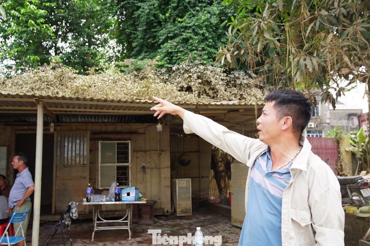 Công nhân trong xưởng chia sẻ: Lần đầu tiên họ thấy nước ngập cao tới 5 m, khiến mọi sự chuẩn bị đều bị phá hỏng. Nước còn ngập qua mái tôn và cả hàng cây quanh nhà điều hành.