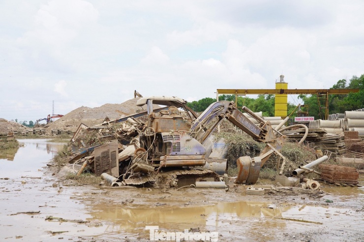 Một máy xúc tại công trường ngâm nước nhiều ngày, hư hỏng