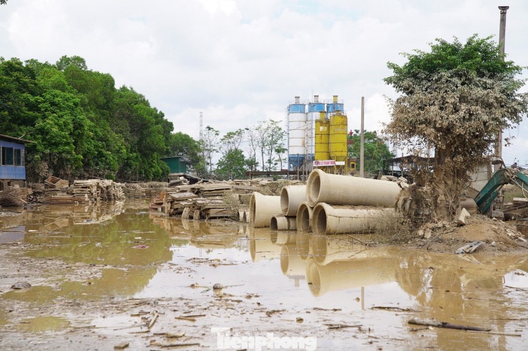 "Ba máy xúc, hàng chục mô-tơ ngập sâu nên hiện tại không làm gì được. Chờ nước rút hẳn, toàn bộ công nhân sẽ đi dọn dẹp bùn đất. Ước chừng 15-20 ngày có thể cơ bản dọn xong chỗ bùn đất này", một công nhân nói.