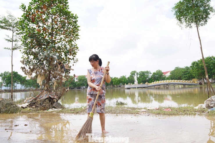 Bà Nguyễn Thị Thúy (thôn An Lạc, xã Trung Giã) cho biết, chưa bao giờ lũ dâng cao như lần này, kể cả bão Yagi năm trước. Toàn bộ xe máy của gia đình đều bị ngập, nhưng chưa thể mang đi sửa vì cửa hàng sửa xe chưa có điện.