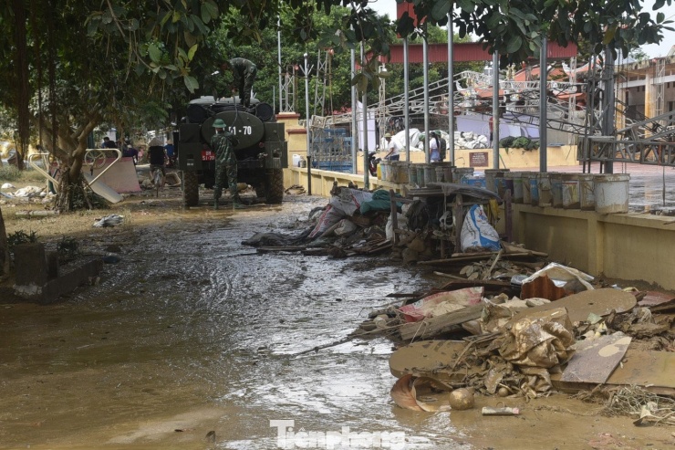 Lực lượng chức năng đang có mặt tại thôn An Lạc để hỗ trợ dọn dẹp giúp người dân