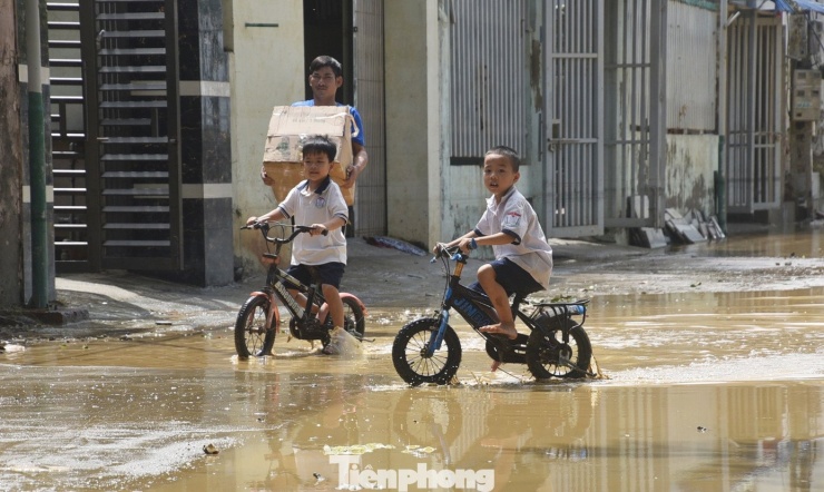 "Đến nay đã gần 1 tuần, điện vẫn bị cắt, nên chưa thể thau bể nước. Không có điện, không có nước, cuộc sống vẫn rất khó khăn", bà Thúy chia sẻ.