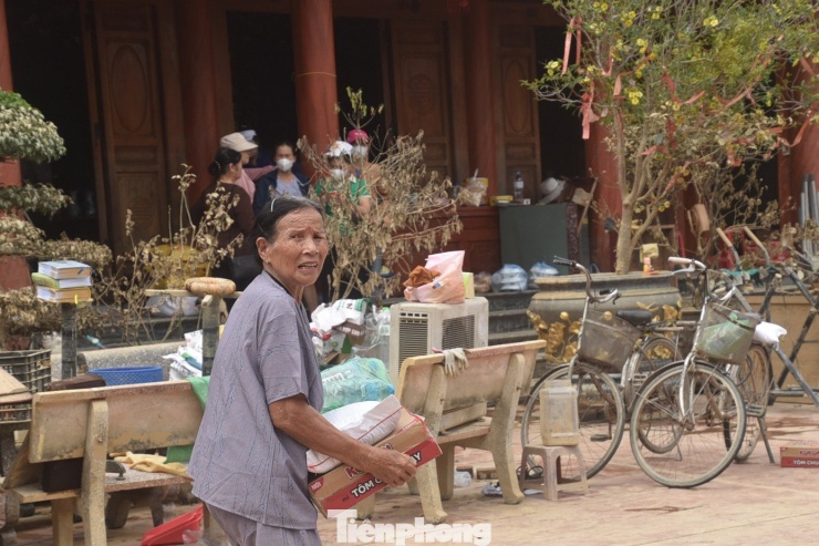 Tại chùa An Lạc, khoảng 50 người dân đang có mặt tại đây để nhận quà cứu trợ