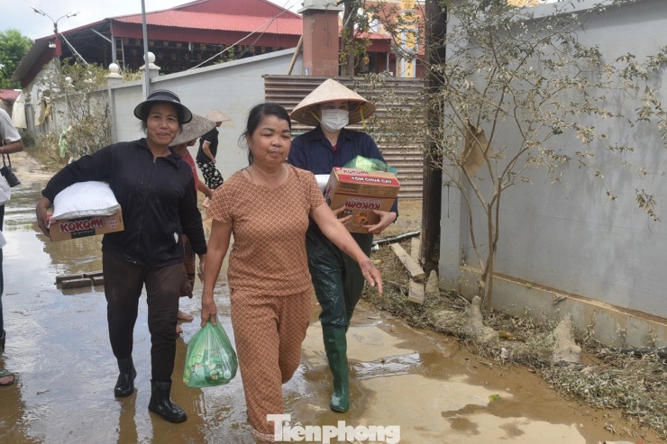 Trong lúc khó khăn mọi mặt, những thùng mỳ, bánh, kẹo, nước... cứu trợ là những vật phẩm quý báu