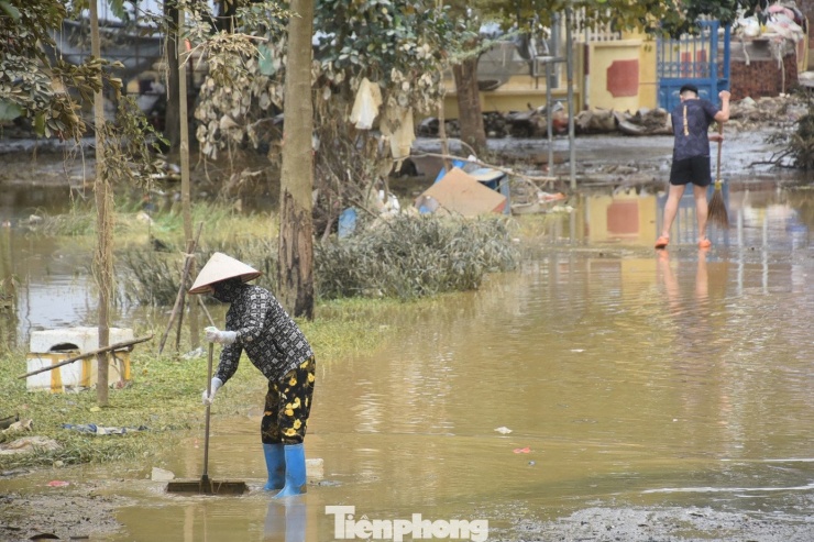 Cục Quản lý đê điều và phòng, chống thiên tai cho biết, mực nước trên các sông đều giảm so với ngày 12/10. Cụ thể, lúc 6h ngày 13/10, mực nước sông Cầu tại trạm Lương Phúc là 7,03m, trên báo động lũ cấp II là 0,03m, giảm 1,03m; sông Cà Lồ tại trạm Mạnh Tân là 7,4m, trên báo động lũ cấp II là 0,4m, giảm 0,82m.