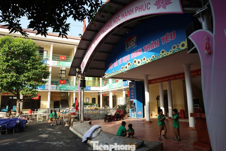 Học sinh Thái Nguyên vượt bùn lầy trở lại trường sau mưa lũ - 5
