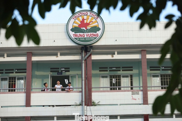 Học sinh Thái Nguyên vượt bùn lầy trở lại trường sau mưa lũ - 2