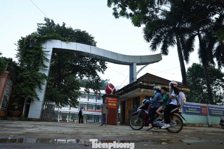 Học sinh Thái Nguyên vượt bùn lầy trở lại trường sau mưa lũ - 1