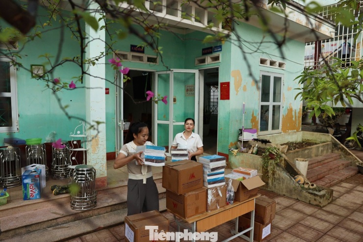 Học sinh Thái Nguyên vượt bùn lầy trở lại trường sau mưa lũ - 8