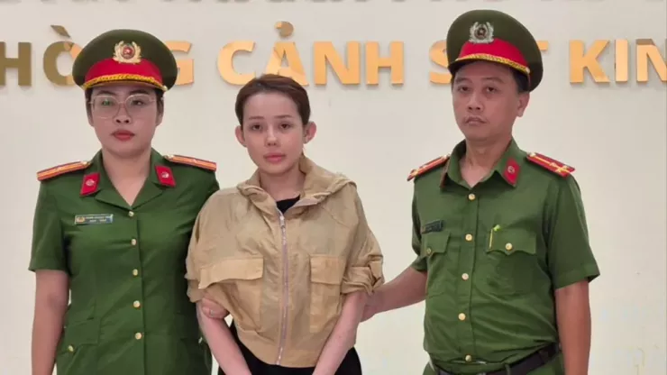 Cùng ngày, Công an TP.HCM đã khởi tố, bắt giam Ngân để điều tra hành vi sản xuất, buôn bán hàng giả là thực phẩm. Ảnh: CA