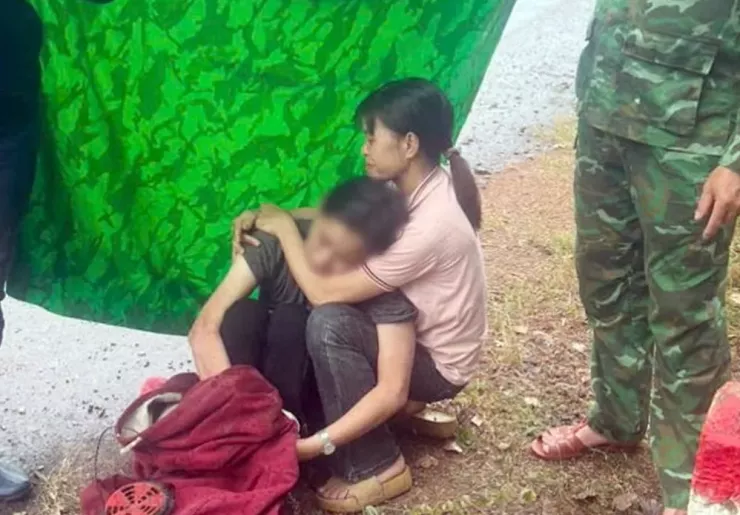 Người thân xúc động khi tìm thấy chi L sau bốn ngày người phụ nữ này mất tích trong rừng sâu