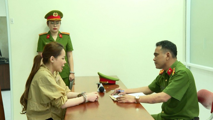 Công an lấy lời khai với Ngân 98. Ảnh: CA