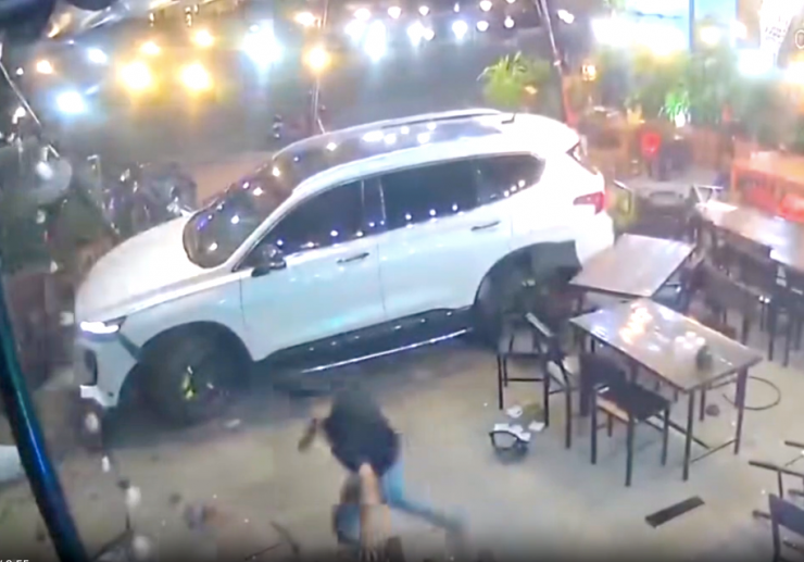 Ô tô do Sang điều khiển tông thẳng vào quán nhậu đang có nhiều người.