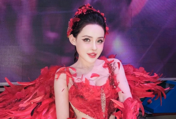 Ngân 98 là hot girl mạng vướng nhiều thị phi.